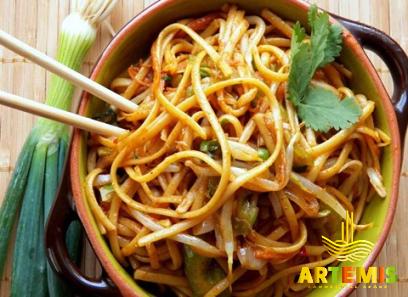 yellow noodles thai with complete explanations and familiarization